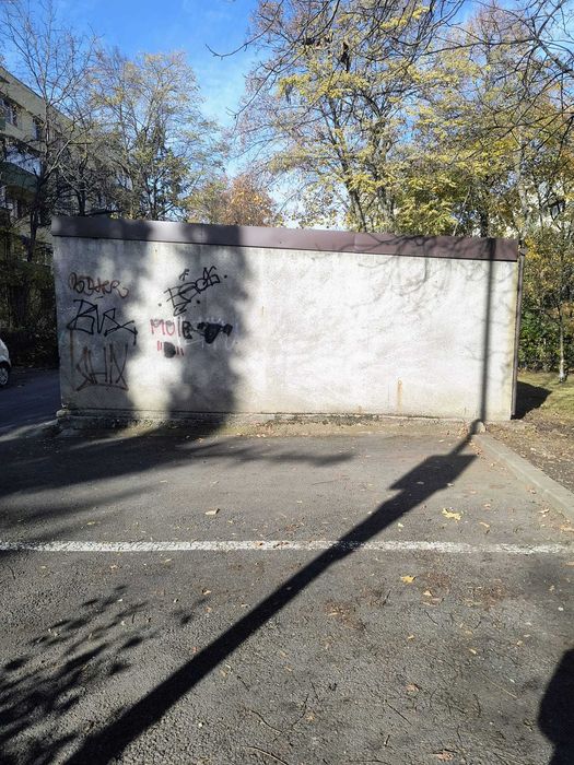 Vand usi metalice de garaj (3 usi duble) si acoperis tabla si structura de lemn