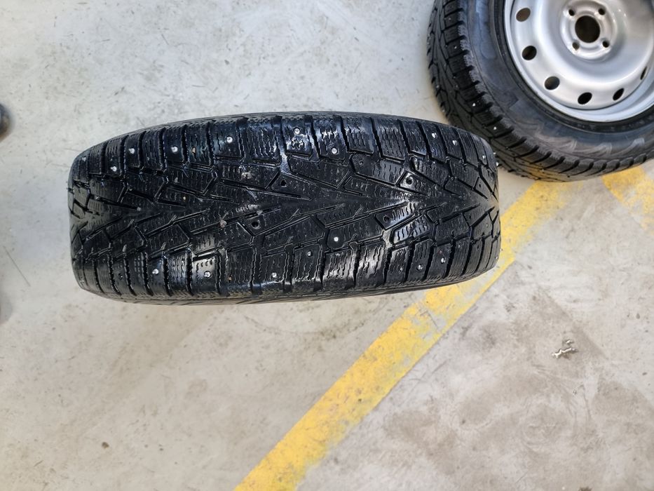 Продам шипованую резину