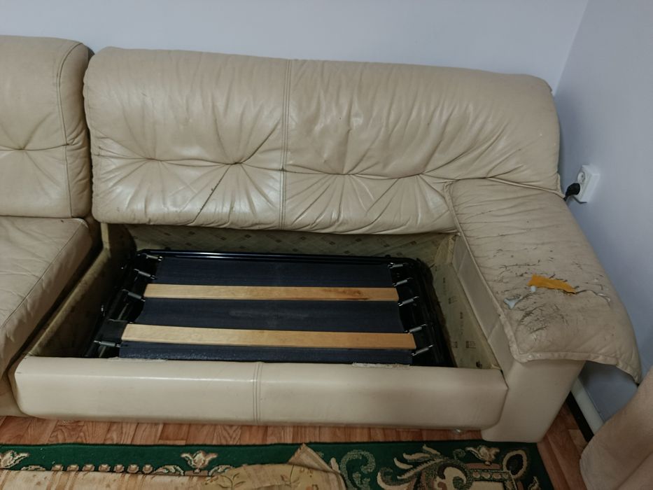 Диван ,кожанный.