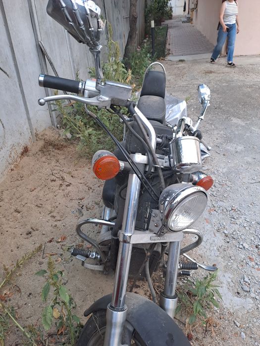 Vând Honda Shadow an 1992  acte în regulă plus fiscal, Trebuie baterie! Preț 1000de euro.