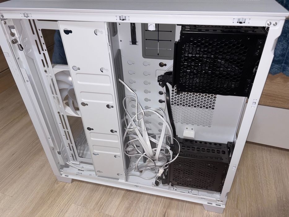 Кутия за компютър Lian Li O11 EVO XL White + подарък 2 deepcool вентилатора.