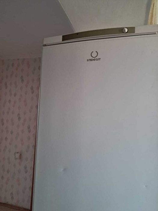 Холодильник Indesit (нерабочий)