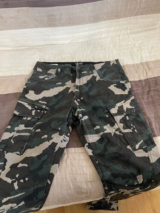 Камуфлажен панталон.