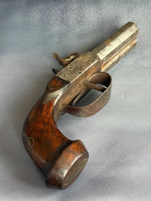 Уникален стар двуцевен пищов, сребърни набивки