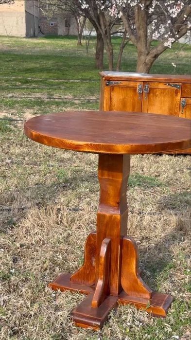 Комод под старину и стол круглый