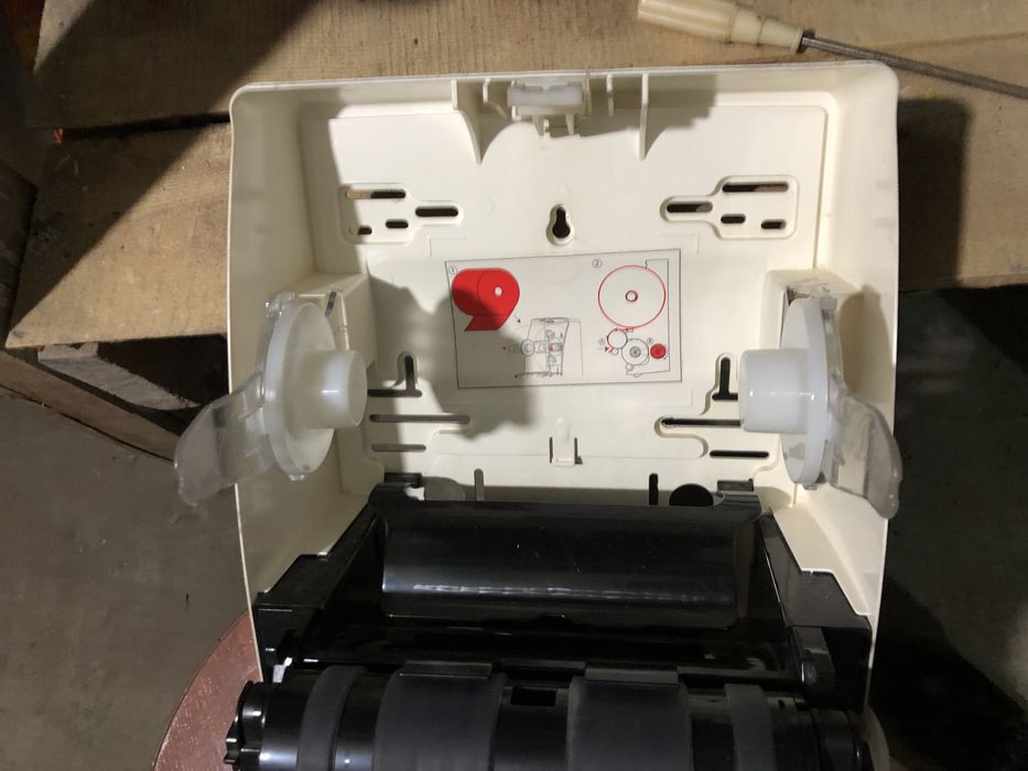 Продам диспенсер для бумажных полотенцев