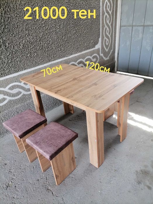 Стол и 4 табуретки