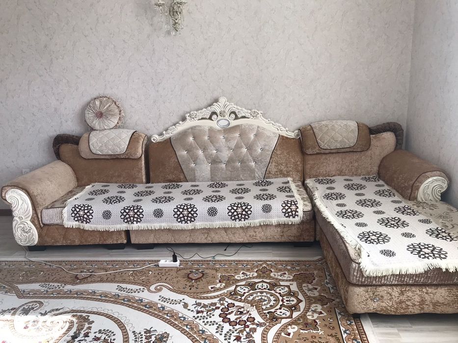 Диван с подушками