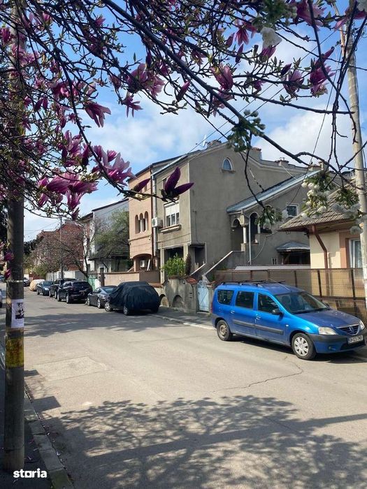 Vand apartament in vila, in zona Decebal