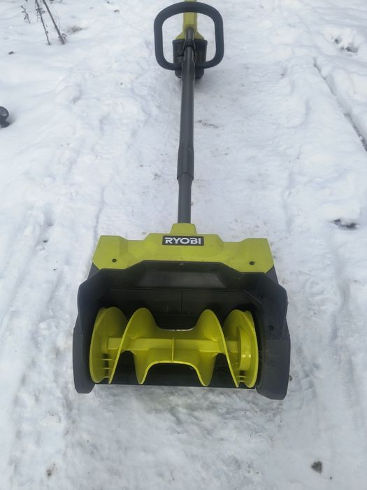 Suflanta zăpadă Ryobi pe acumulator