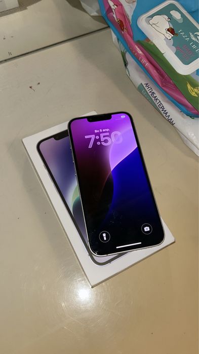 Продам телефон Айфон 14