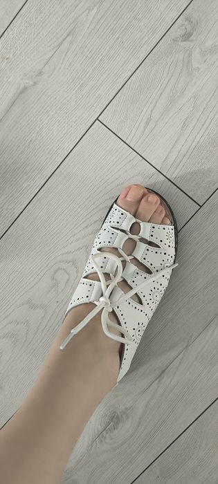 Кожаные сандали летние