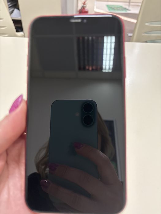 Iphone 11 culoare rosie