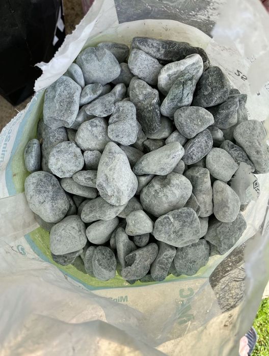 Vând 2 saci piatra decorativa gri-verzuie