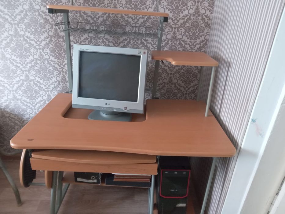 Продается компьютерный стол и компьютер