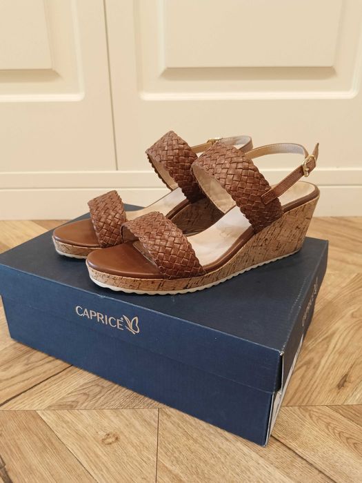 Босоножки на танкетке из нат. кожи Caprise