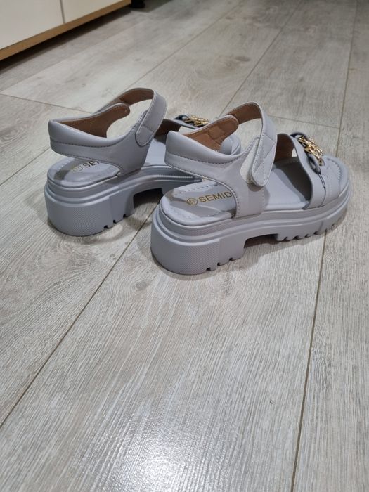 Продам новые сандали