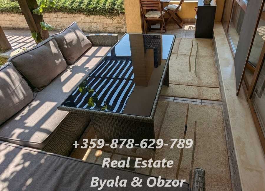 Просторен тристаен апартамент с голям двор-тераса в гр.Обзор