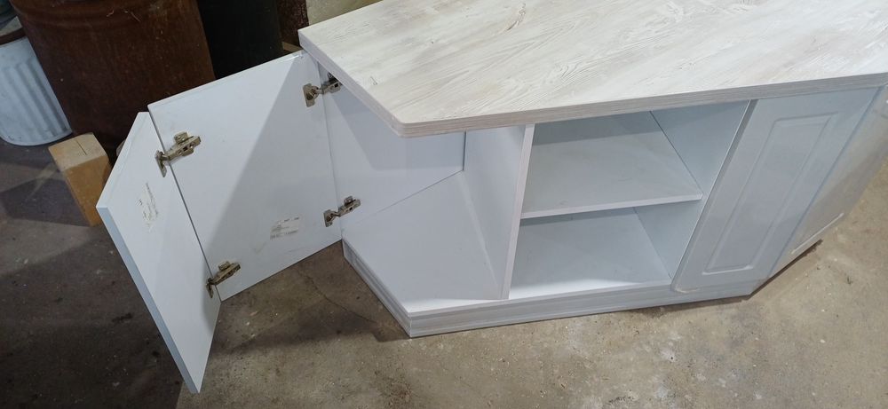 Чисто нов ъглов шкаф