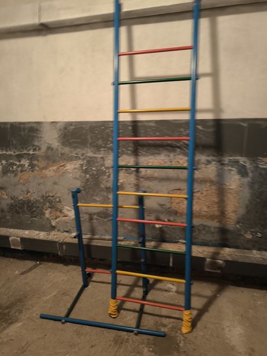 Турник , лестница, качели , канат , кольца .