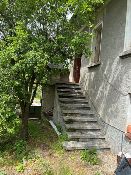 Продава се двуетажна къща с двор в с. Мирково