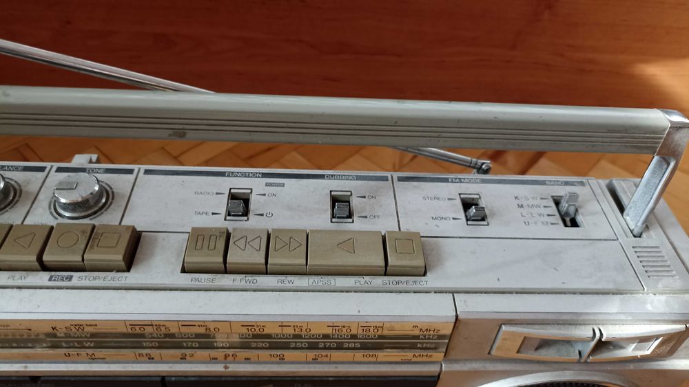 Продавам ретро радиокасетофон Sharp GF-450