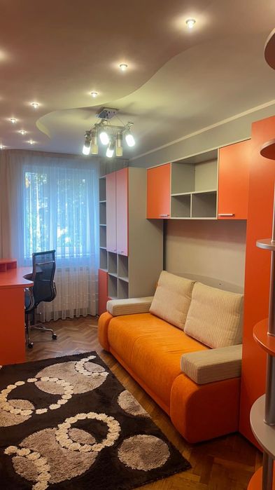 Închiriez apartament cu trei camere mobilat și utilat