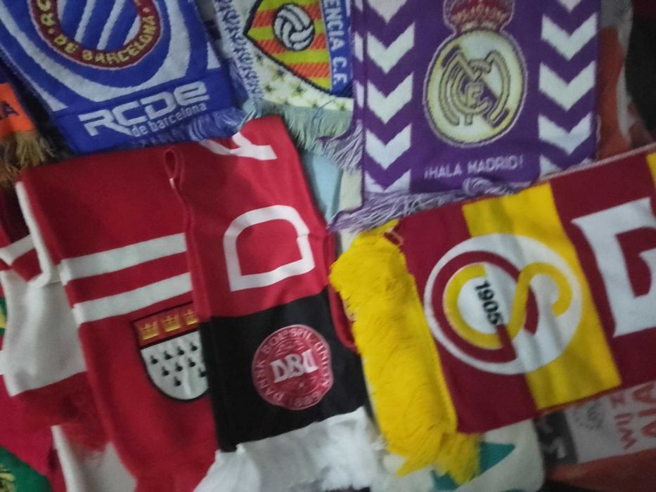 Продавам Футболни шалове!