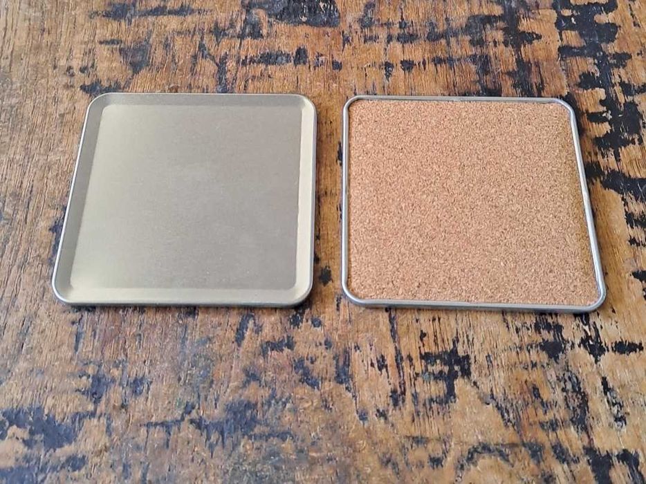 подложки за чаши 4 броя пластмаса със сребро и корк в метална кутия