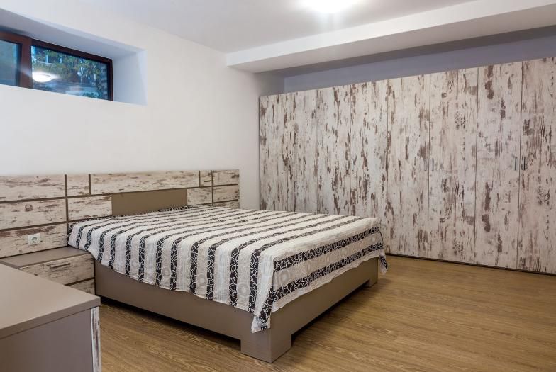 Дава се под наем Тристаен апартамент в Пловдив, Център - 180 кв.м за 900 € - Снимка #2