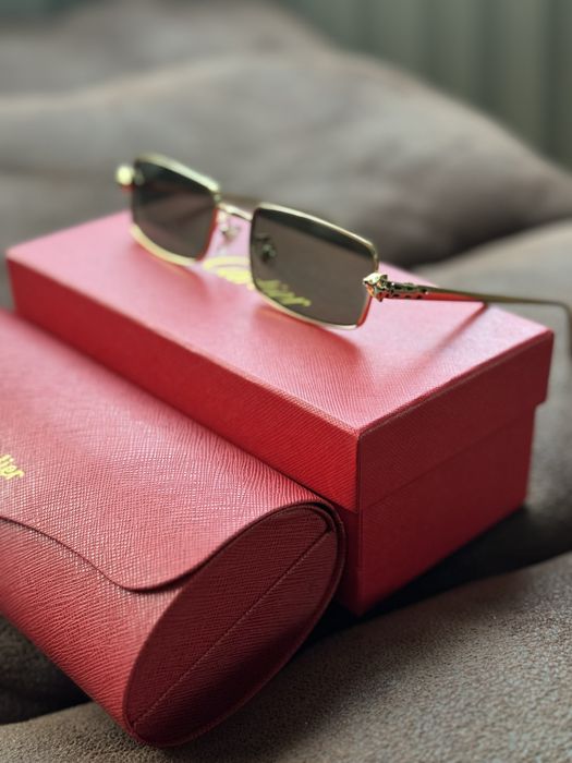 Слънчеви очила със златна рамка