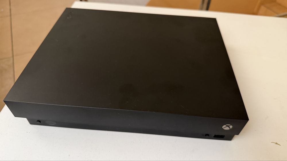 Xbox  One X 1TB+Controller