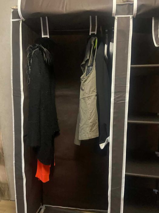 Продавам платнен гардероб