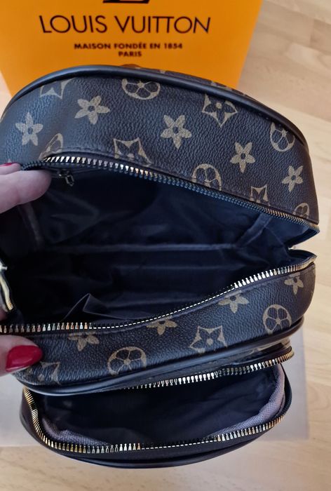 Rucsac LV,new model, logo metalic auriu,31cm saculet, etichetă