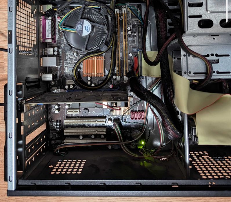 PC Quad Q8200 + ATI Radeon HD 4650 + 4GB DDR2 + carcasa + 2 x Hdd 80GB