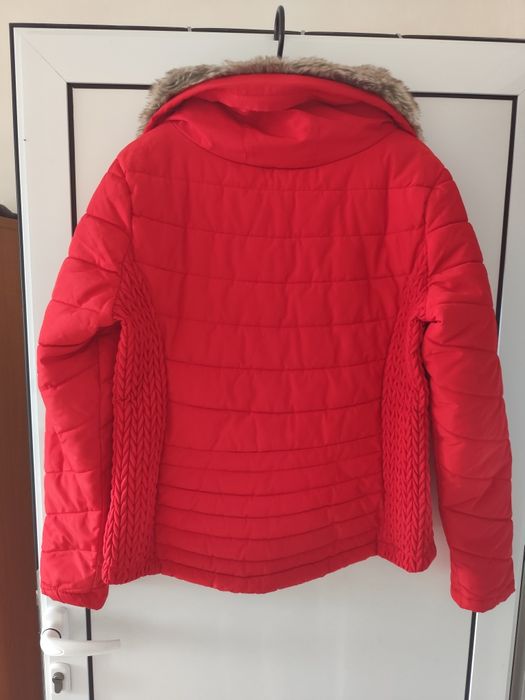 Червено зимно яке с пухена яка