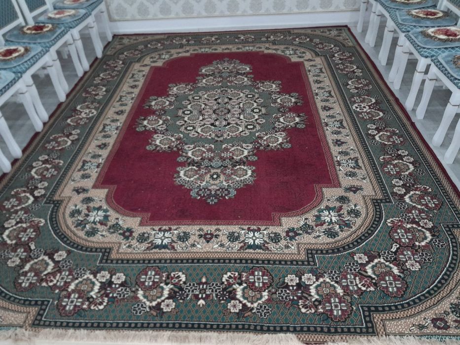 Большой, красный ковёр