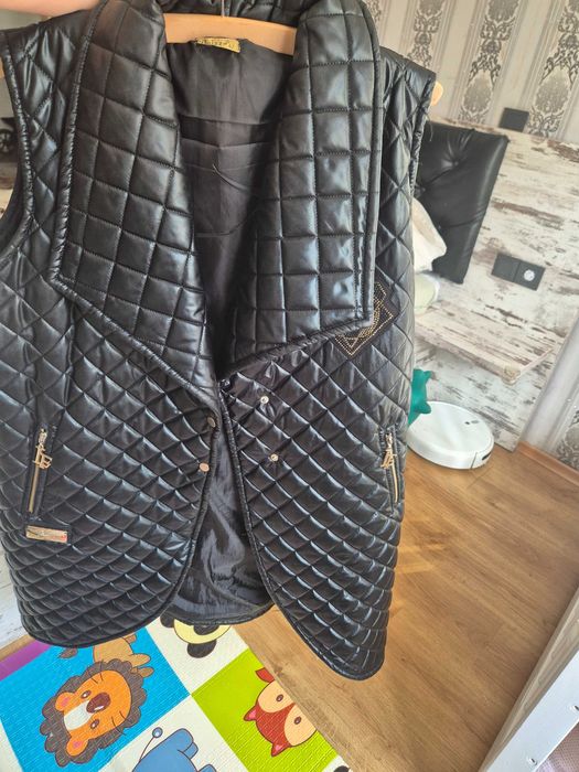 Дълъг черен елек