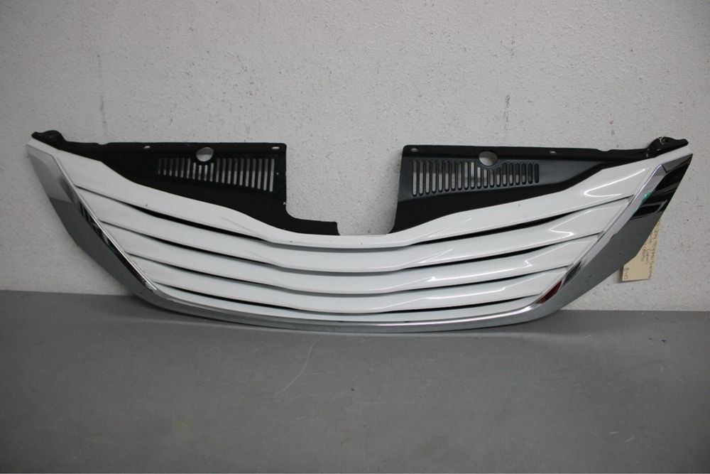 Решетка радиатора Toyota Sienna 2010г-2017г