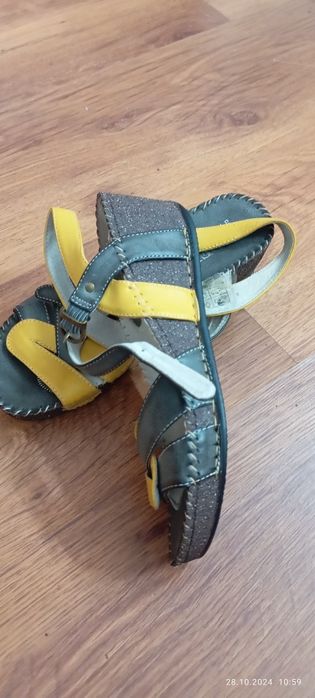 Продам босоножки