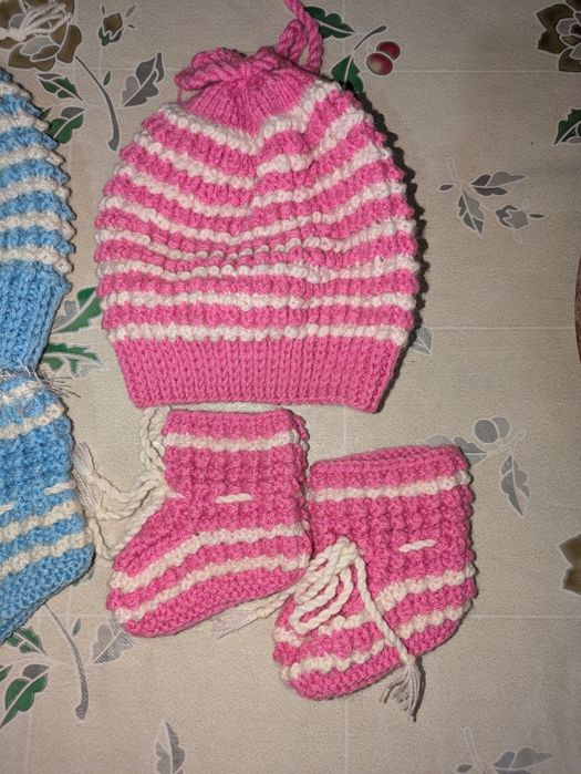 Шапка вязанная и пинетки детские