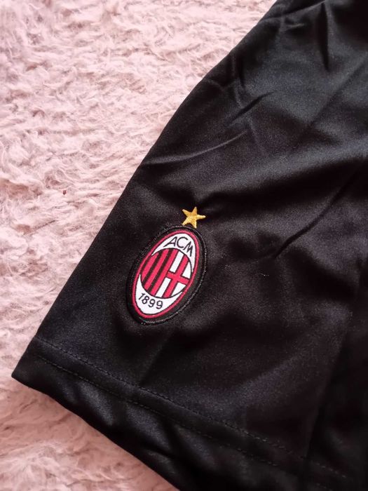 Чисто нов оригинален екип на Милан