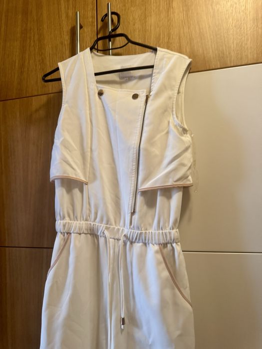 Модерен ,марков гащеризон,удобен,в отлично състояние.Закупен от чужбин