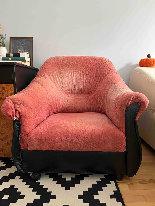 двуместен диван и фотьойл