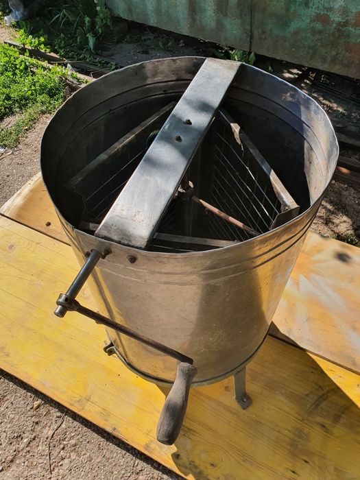 Centrifuga pe 3 rame stors miere