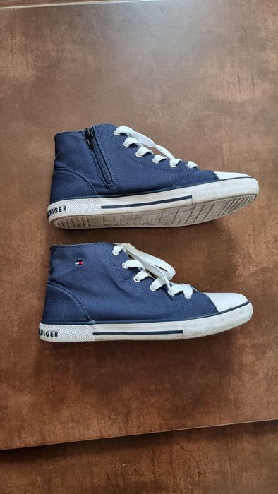 Продавам детски кецове Tommy Hilfiger 38 номер