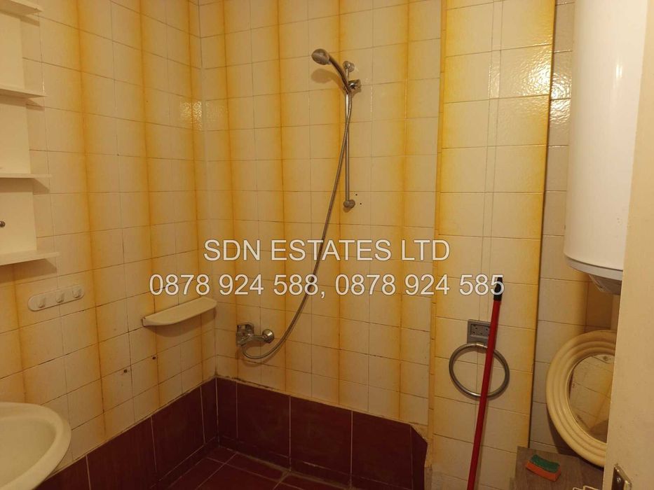 Продава четиристаен апартамент в центъра на града