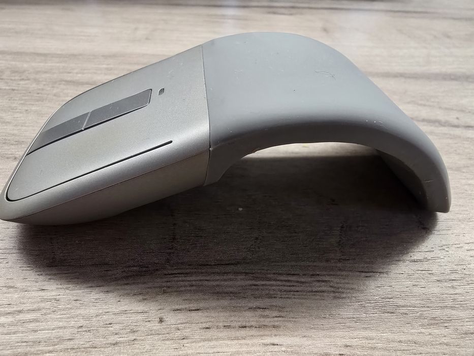 Mouse wireless Microsoft Arc Touch Bluetooth (gri/argintiu)
​Descriere: