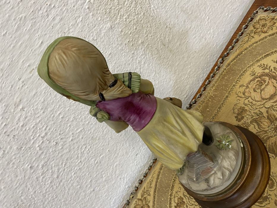 Стара италианска фигура от порцелан .