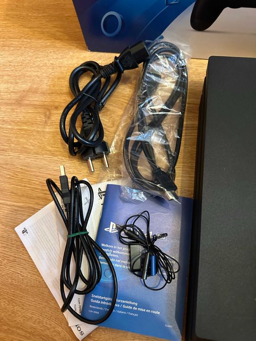 PlayStation 4 PRO 1TB, джойстик, оригинална опаковка и 8 игри